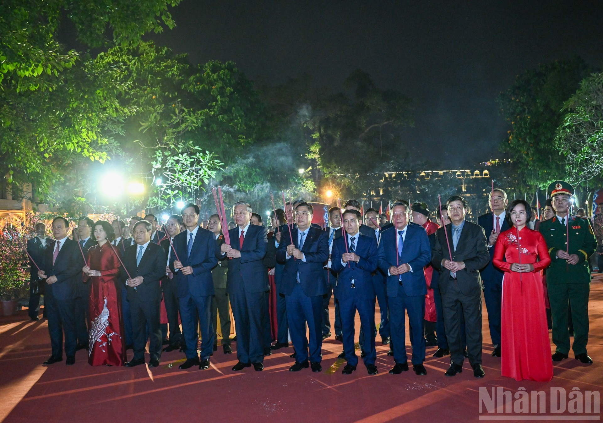 Генеральный секретарь ЦК КПВ То Лам вместе с руководителями Партии, Государства и города Ханоя воскуряет благовония у памятника Ли Тхай То. (Фото: Зюи Линь)