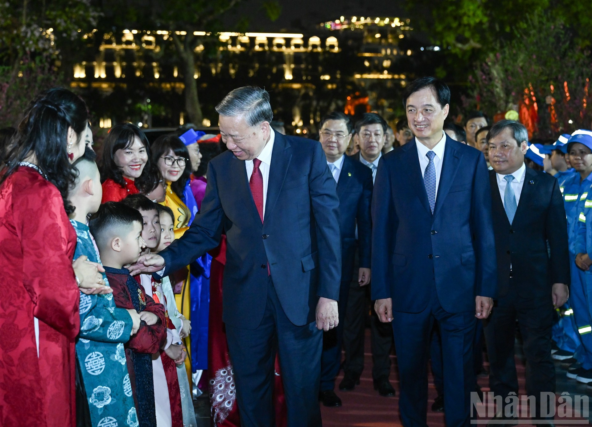 Генеральный секретарь ЦК КПВ То Лам с жителями столицы у памятника Ли Тхай То. (Фото: Зюи Линь)