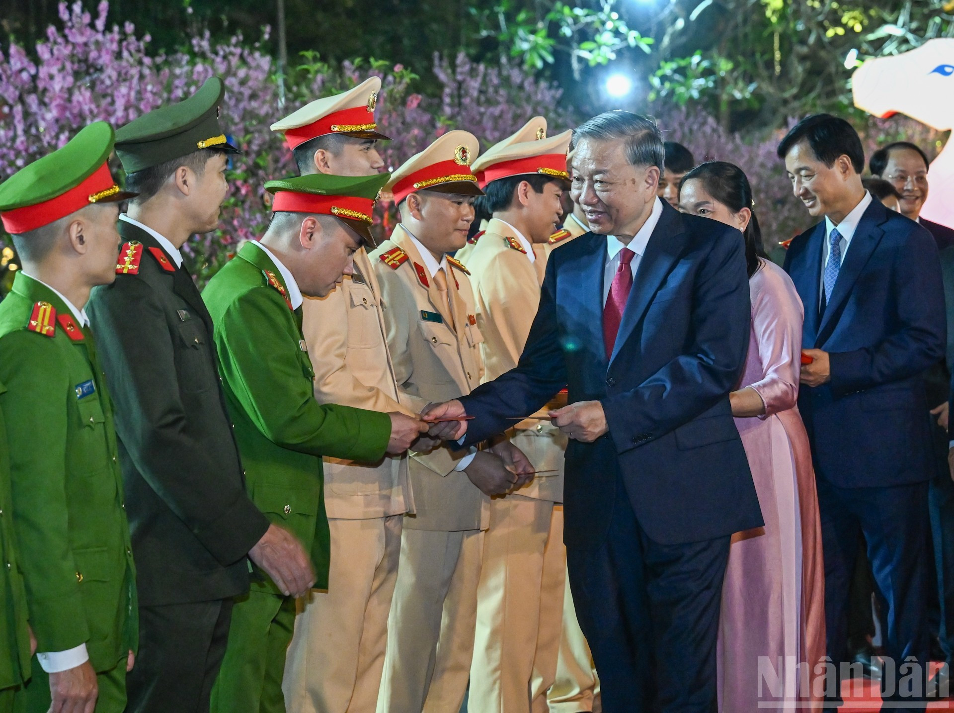 Генеральный секретарь ЦК КПВ То Лам поздравляет с Тэтом силы вооруженных формирований столицы. (Фото: Зюи Линь)
