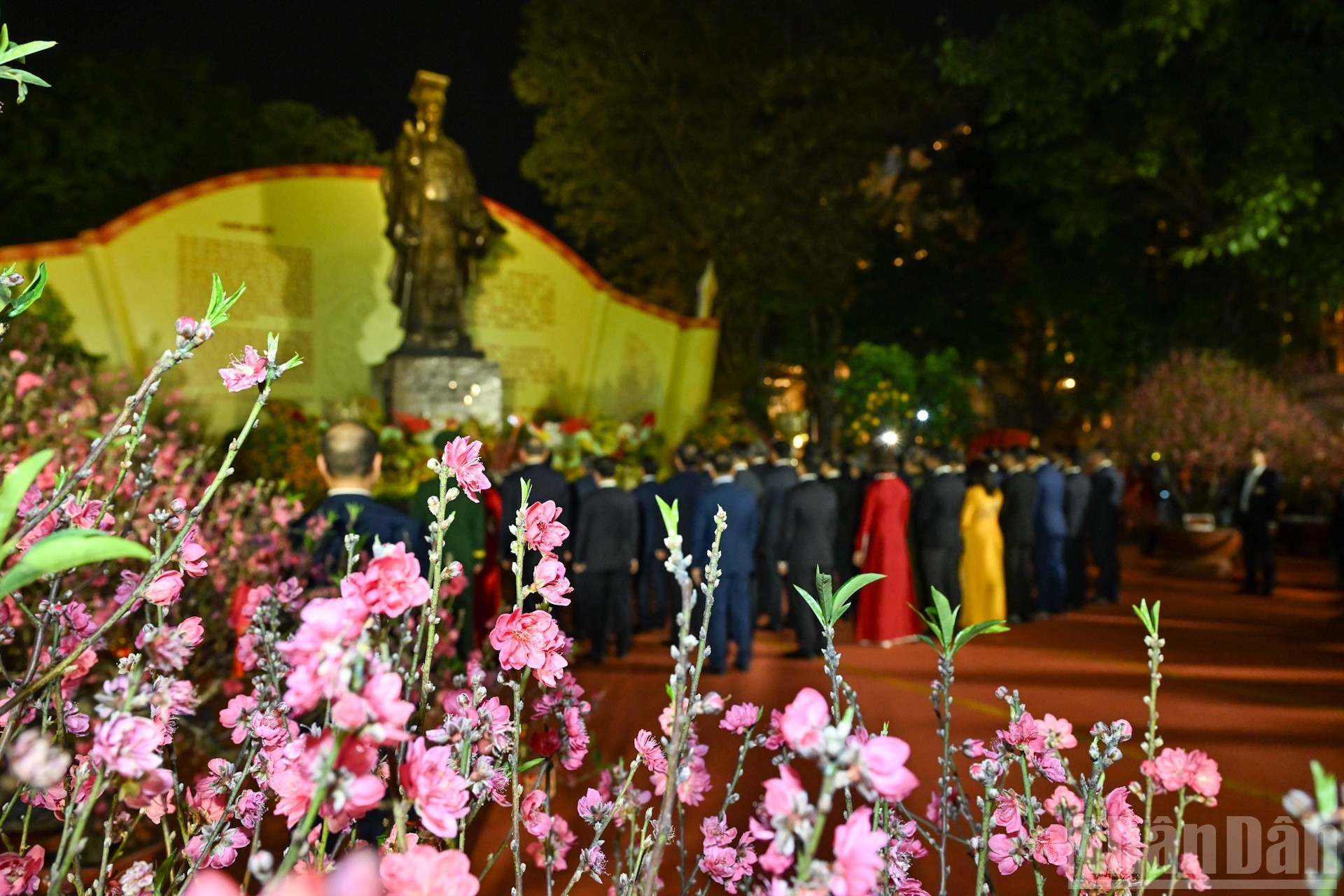 Церемония воскурения благовоний у памятника Ли Тхай То. (Фото: Зюи Линь)