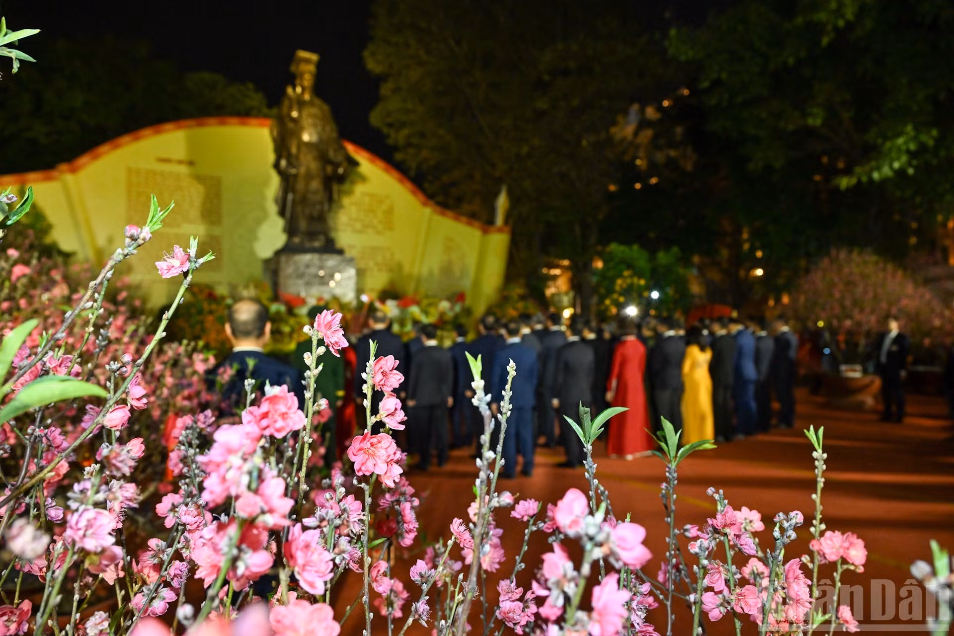 Церемония воскурения благовоний у памятника Ли Тхай То. (Фото: Зюи Линь)