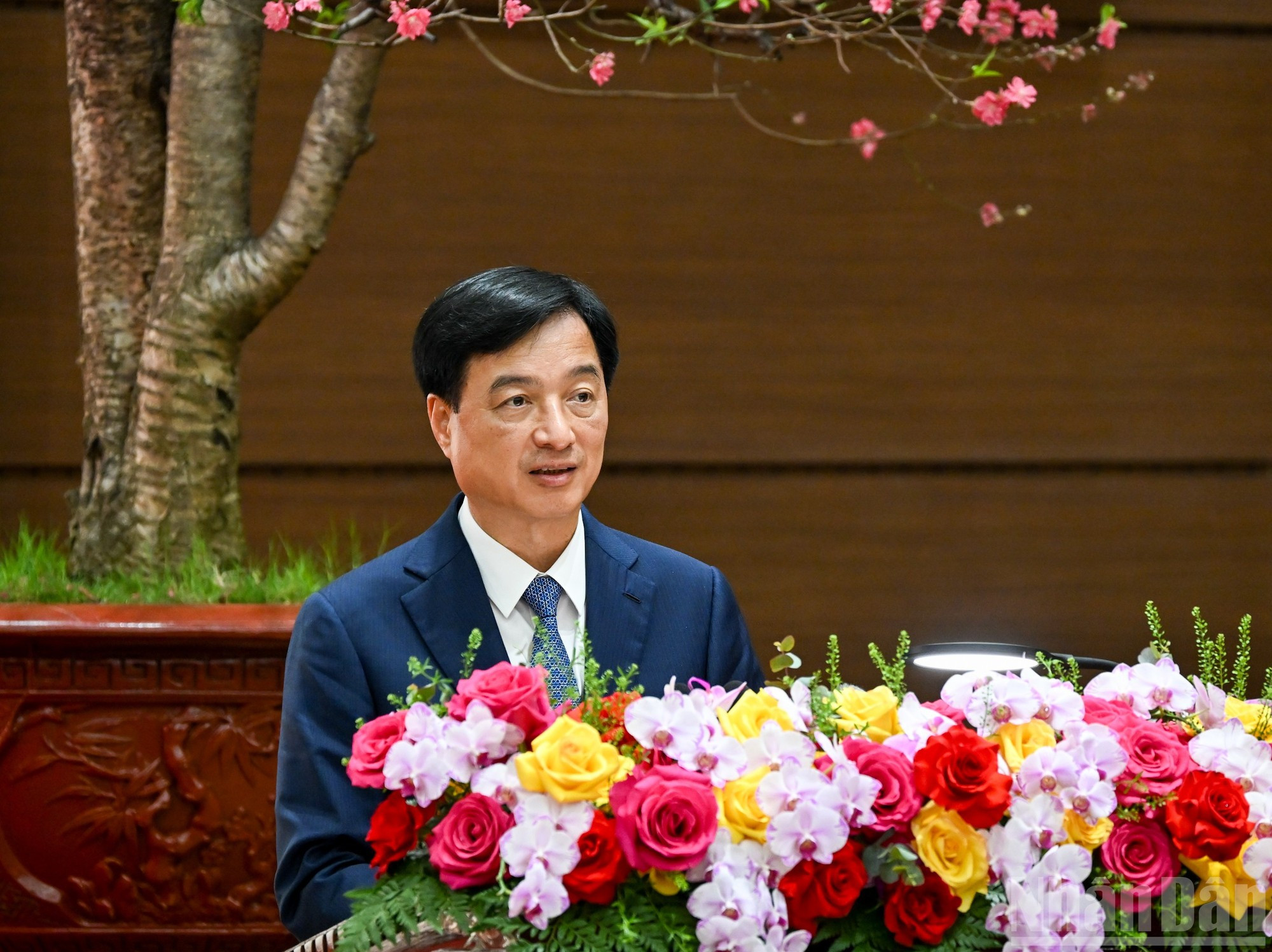 Секретарь Парткома города Ханоя Нгуен Зюи Нгок выступает на встрече.