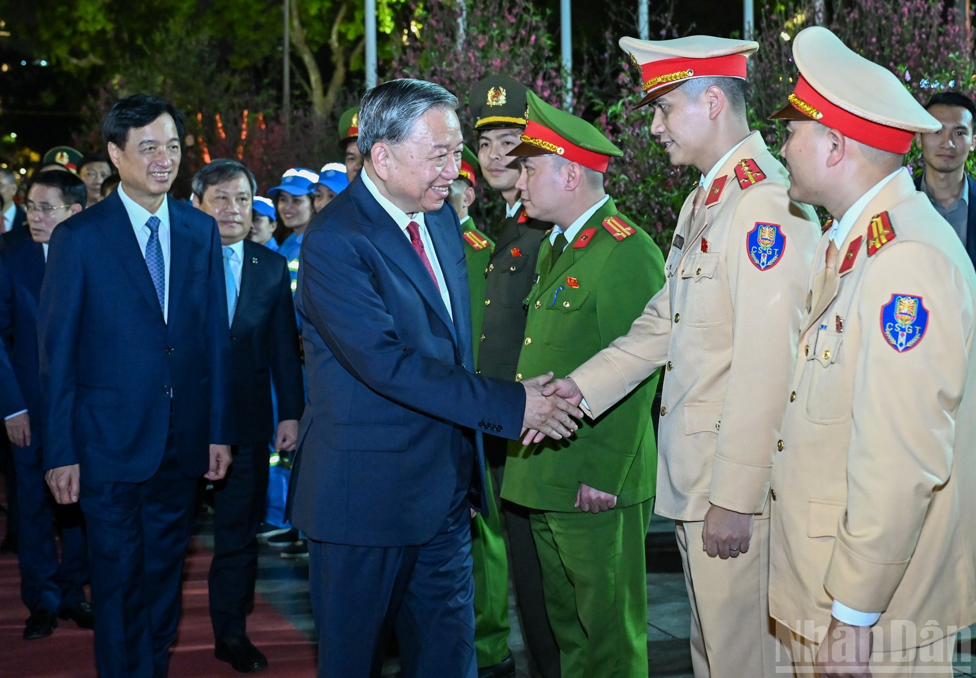 Генеральный секретарь ЦК КПВ То Лам с кадрами и сотрудниками сил общественной безопасности города Ханоя. (Фото: Зюи Линь)
