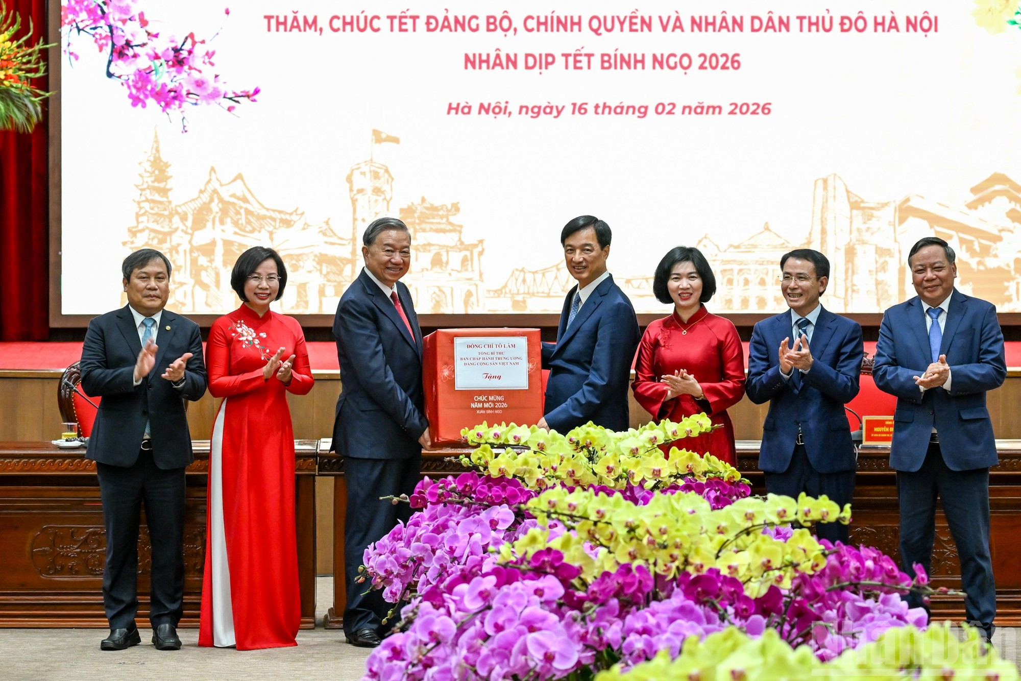 Генеральный секретарь ЦК КПВ То Лам вручает новогодние подарки парторганизации, органам власти и жителям Ханоя.