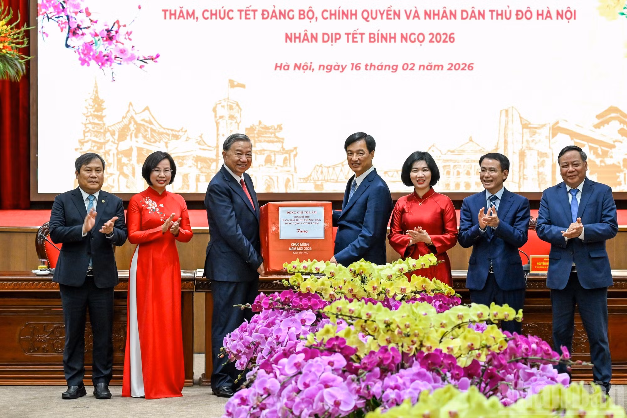 Генеральный секретарь ЦК КПВ То Лам вручает новогодние подарки парторганизации, органам власти и жителям Ханоя.