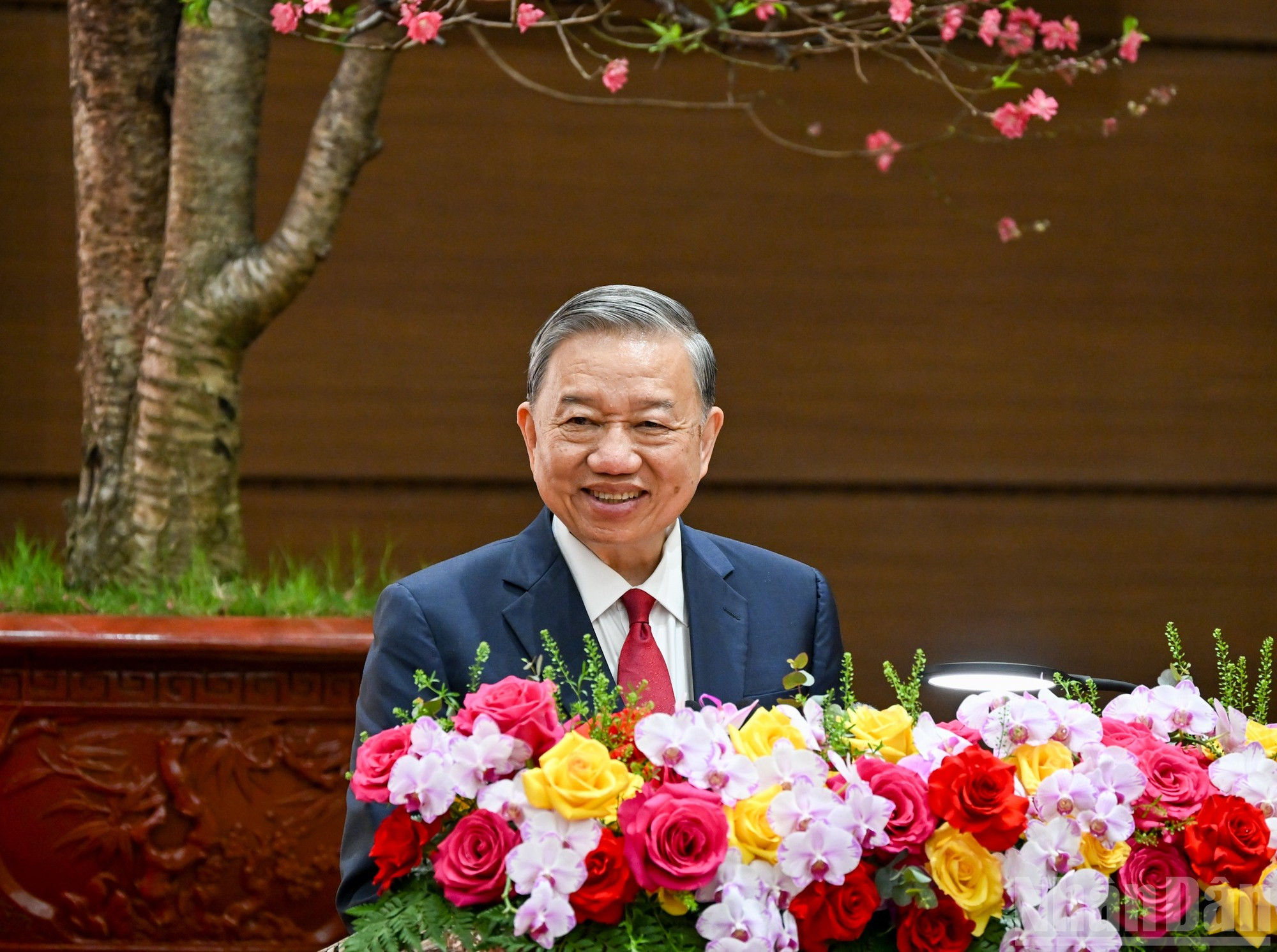 Генеральный секретарь ЦК КПВ То Лам выступает с поздравительной речью.