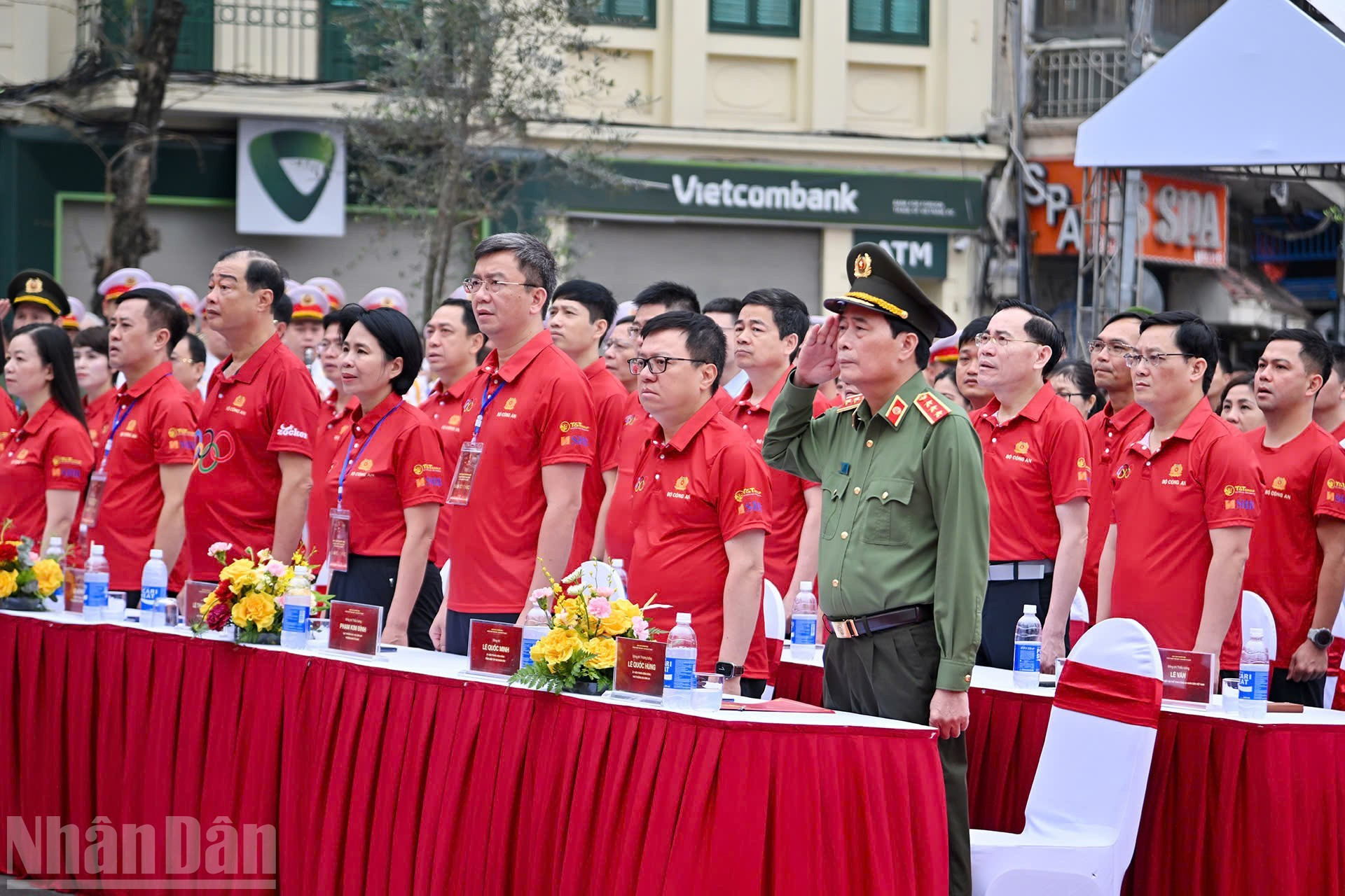 Делегаты и участники исполняют государственный гимн на церемонии открытия мероприятия.