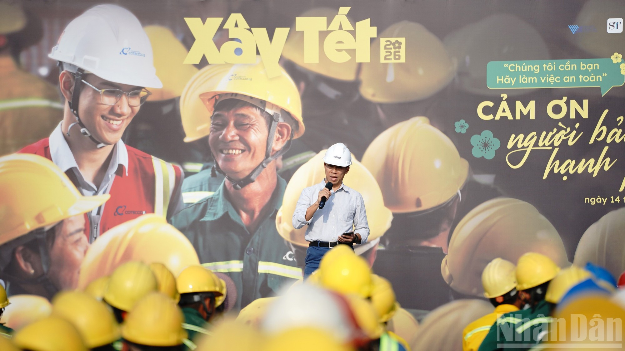 Господин Хюинь Ван Ту, представитель инвестора, выступает и направляет поздравления всем рабочим.