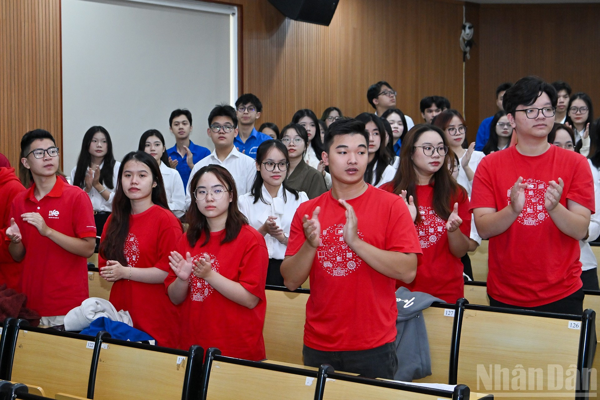 Студенты Финансовой академии на мероприятии.