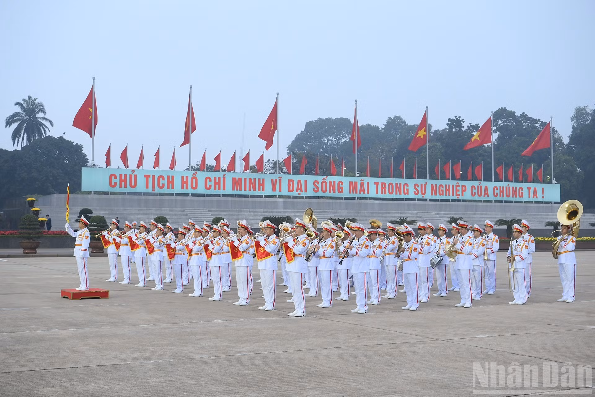 Оркестр военной музыки выполняет церемониальный ритуал во время мероприятия.