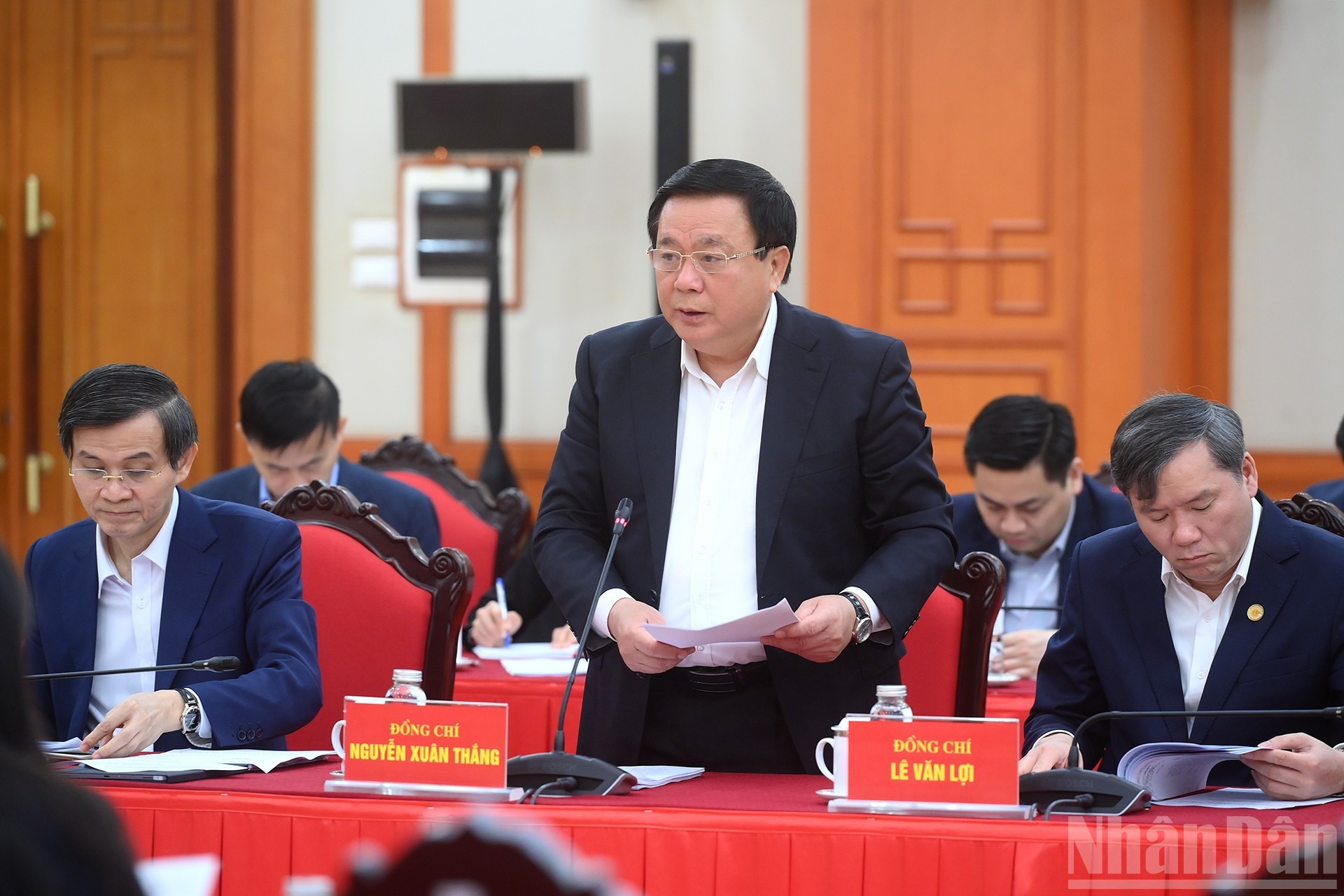 Товарищ Нгуен Суан Тханг, Председатель Центрального теоретического совета, выступает на рабочем совещании.