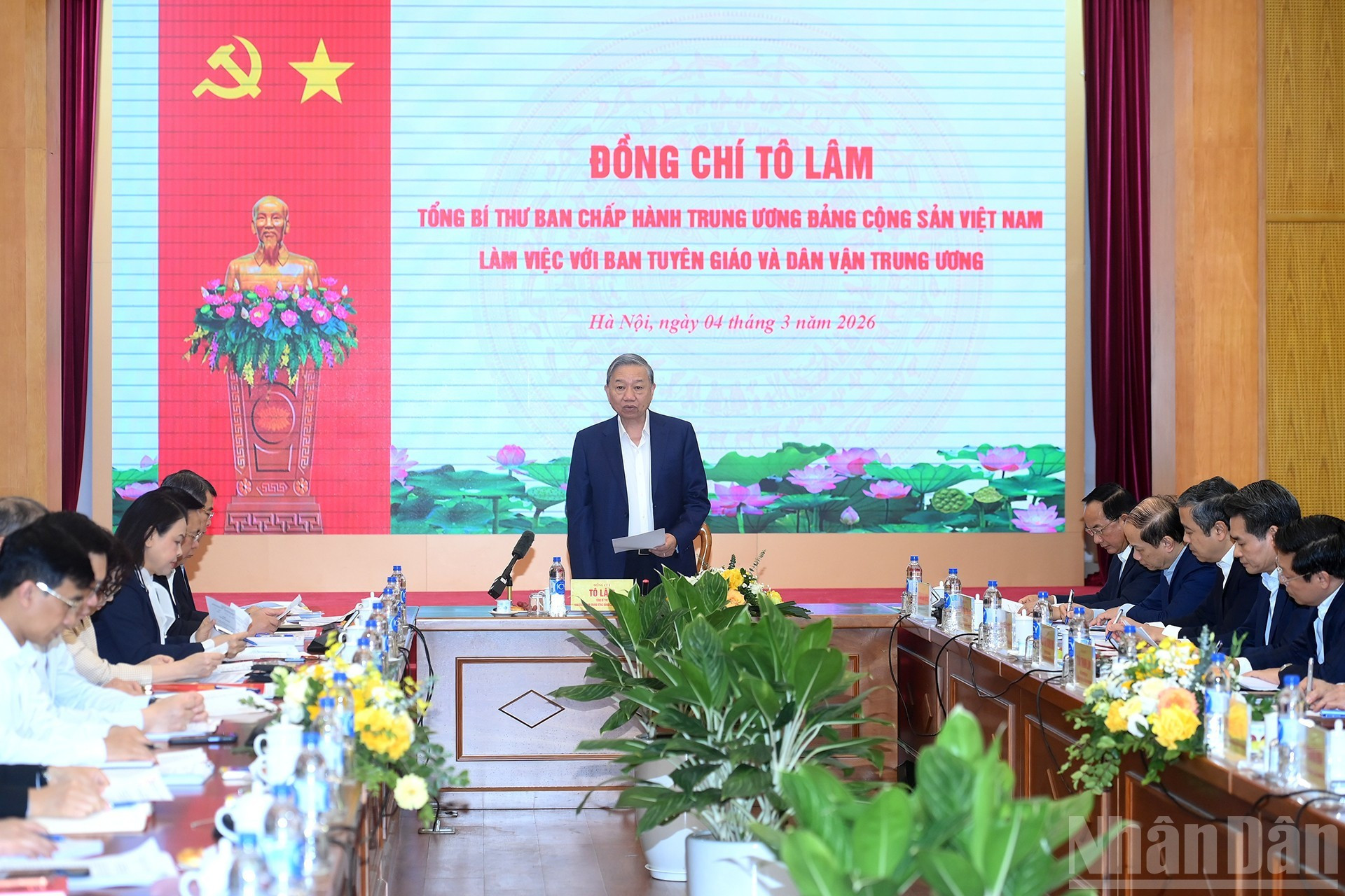 Генеральный секретарь ЦК КПВ То Лам выступает с руководящими указаниями.