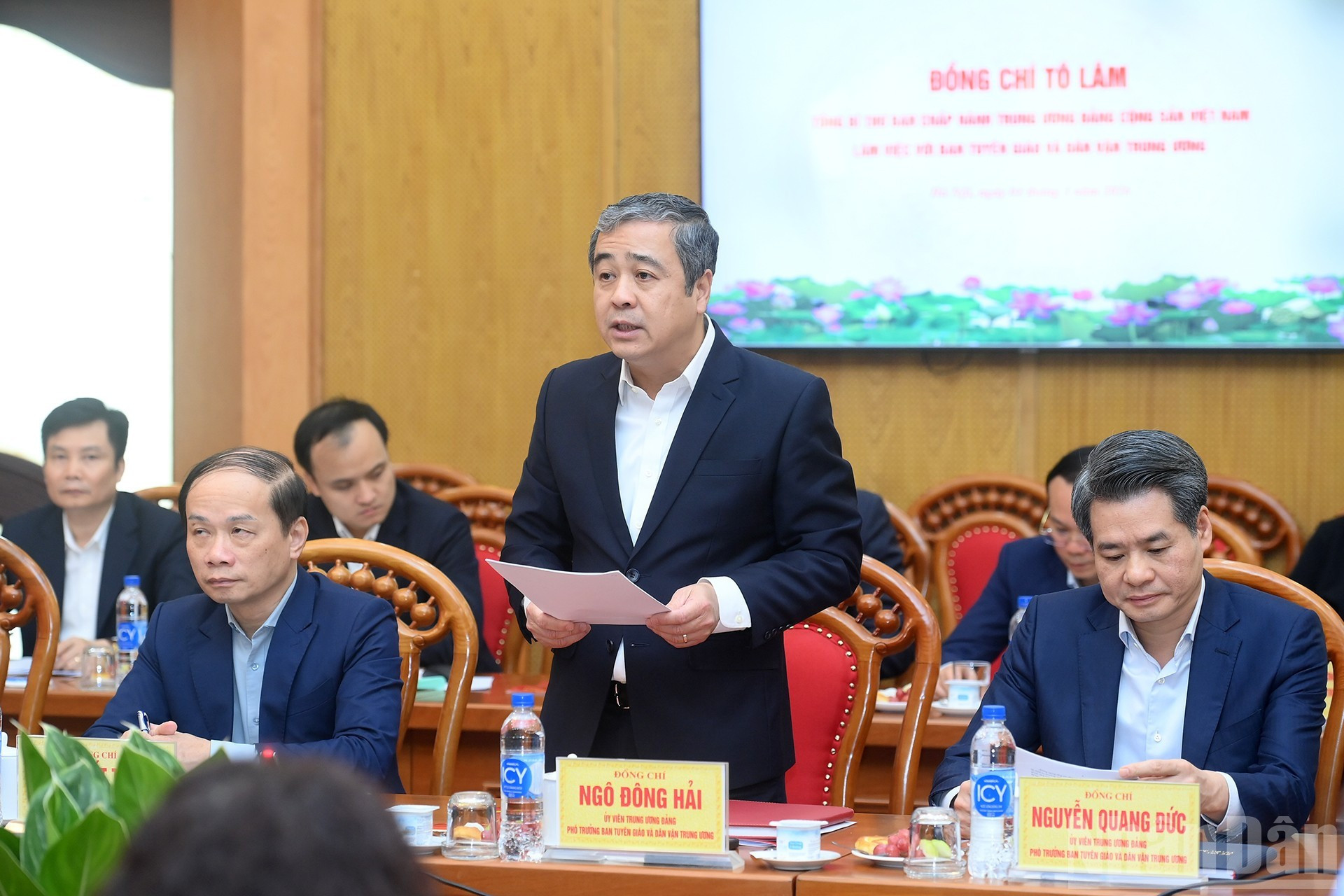 Заместитель заведующего Отделом ЦК КПВ по пропаганде, политическому воспитанию и работе с народными массами Нго Донг Хай представляет доклад на рабочей встрече.