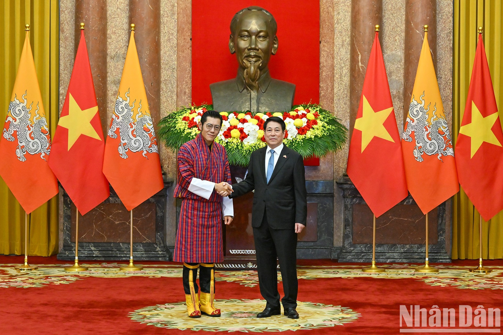 Президент Лыонг Кыонг и Король Джигме Кхесар Намгьял Вангчук фотографируются на память после церемонии встречи. ndo-br-7.jpg