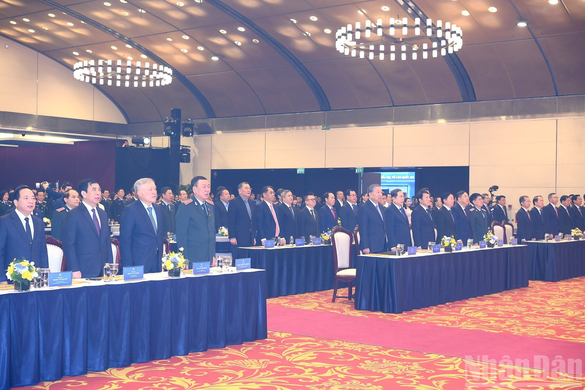 Руководители Партии и Государства, делегаты выполняют ритуал приветствия флага.