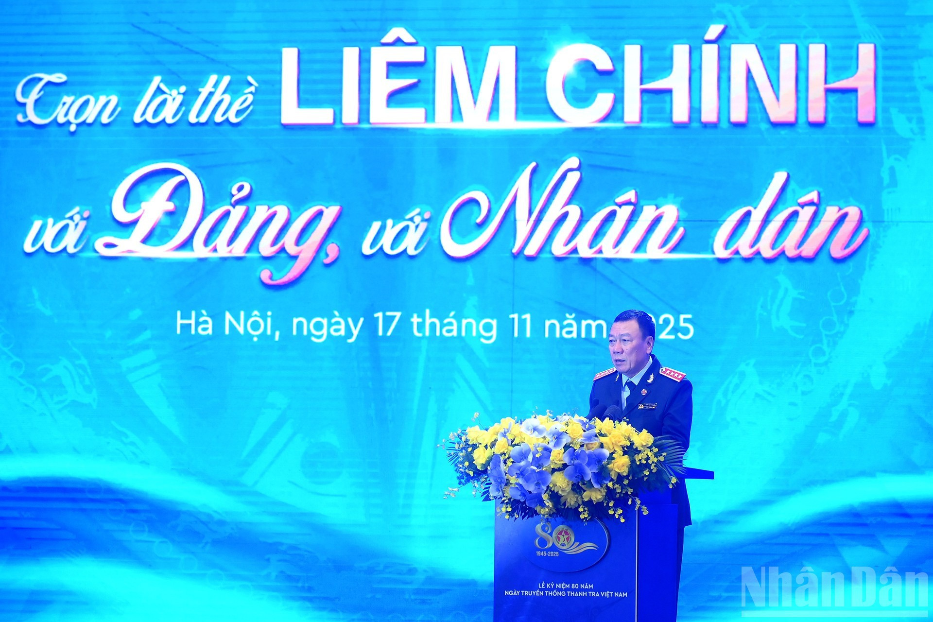 Генеральный инспектор Правительства Доан Хонг Фонг зачитывает торжественную речь.