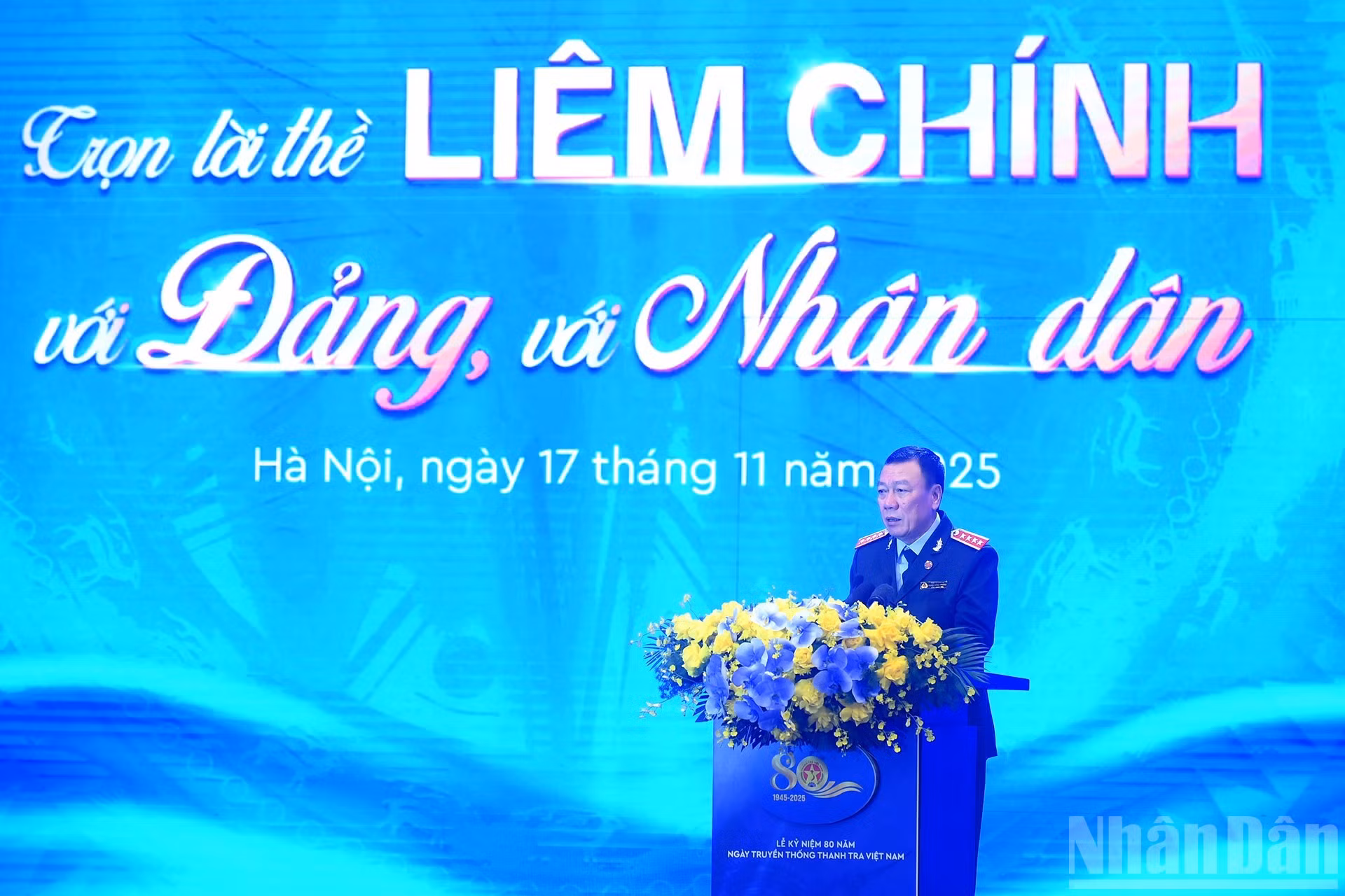 Генеральный инспектор Правительства Доан Хонг Фонг зачитывает торжественную речь.