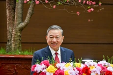 [Фото] Генеральный секретарь ЦК КПВ То Лам посетил и поздравил с Тэтом парторганизацию, органы власти и жителей столицы