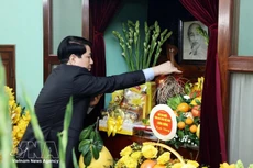 Президент Лыонг Кыонг возложил благовония в память о Президенте Хо Ши Минe в Доме № 67. (Фото: ВИА)