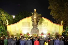 Генсек То Лам и делегаты возлагают благовония к памятнику императору Ли Тхай То в парке Ли Тхай То в Ханое. (Фото: ВИА)