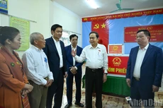 [Фото] Председатель НС Чан Тхань Ман проверил ход подготовки к выборам в провинции Нгеан