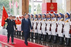 Генеральный секретарь То Лам принимает парад Почётного караула Военно-морских сил на церемонии встречи. (Фото: ВИА)