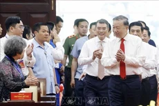 Генсекретарь То Лам посетил и поздравил с Новым годом партийную организацию, органы власти и жителей города Хошимин. (Фото: ВИА)