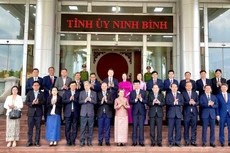 Делегаты двух сторон фотографируются на память.