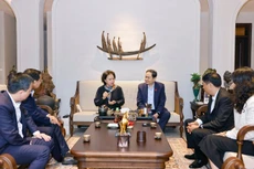 Председатель Национального собрания Чан Тхань Ман посещает семью и возлагает благовония в память о покойном Генеральном секретаре Чыонг Тьине. (Фото: ВИА)