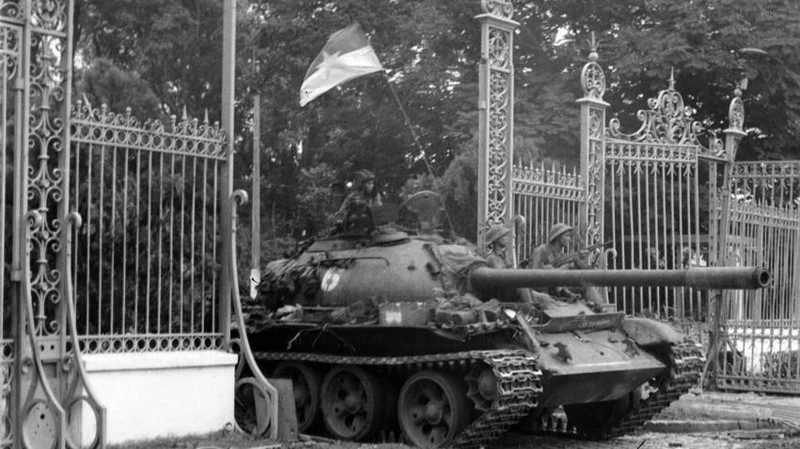 Танк 203-й бронетанковой бригады 304-й дивизии 2-го корпуса вошел во Дворец Независимости в полдень 30 апреля 1975 года. Фото: ВИА