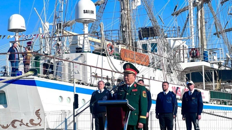 Генерал-полковник Хоанг Суан Тьиен выступает с речью на церемонии передачи.
