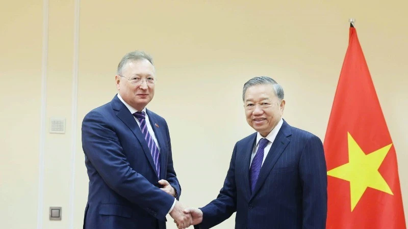 Генеральный секретарь ЦК КПВ То Лам принимает господина Сергея Кудряшова, генерального директора «Зарубежнефть». Фото: ВИА