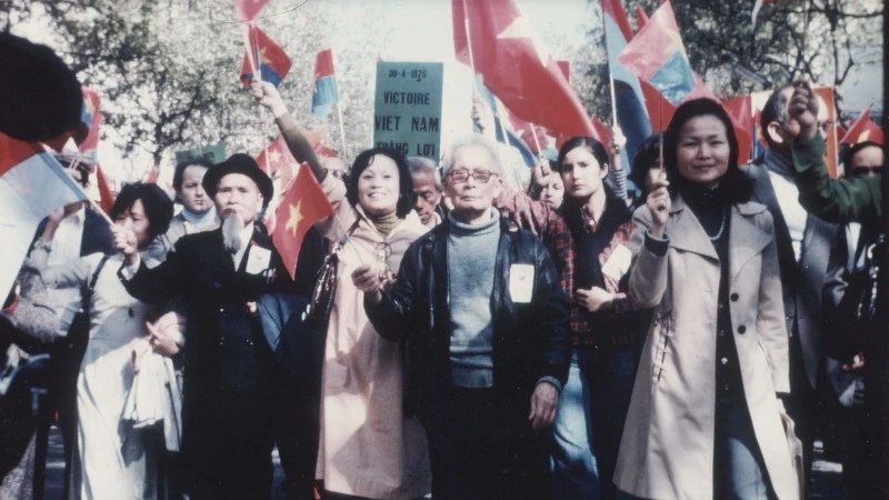30 апреля 1975 года вьетнамцы вышли на шествие по улицам Парижа, неся транспаранты «Вьетнам победил». Фото: Ле Тан Суан