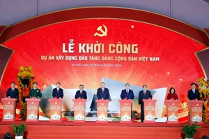 Генеральный секретарь ЦК КПВ То Лам, Премьер-министр Фам Минь Тьинь, действующие и бывшие руководители Партии и Государства нажимают кнопку в знак начала строительства Музея. Фото: ВИА