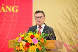 Главный редактор газеты «Нянзан» Ле Куок Минь выступает на церемонии. Фото: Бао Лонг