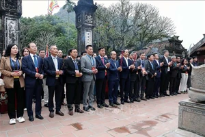 Делегаты воскуряют благовония в комплексе памятников Короля Динь и Короля Ле в провинции Ниньбинь. Фото: ВИА