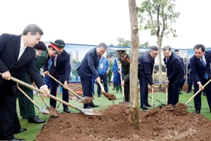 Генеральный секретарь ЦК КПВ То Лам и делегаты сажают деревья. Фото: ВИА