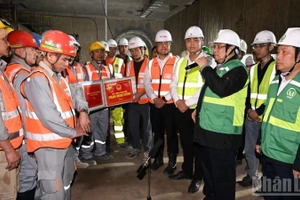 Премьер-министр Фам Минь Тьинь поздравляет с Тэтом строительные подразделения проекта городской железной дороги Ньон - вокзал Ханоя. Фото: Чан Хай