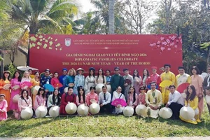 Генеральные консулы разных стран в г. Хошимине и их семьи фотографируются на память на мероприятии. Фото: ВИА