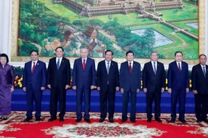 Генсекретарь То Лам; Председатель НПК Самдеч Течо Хун Сен; Генсекретарь и Президент Лаоса Тхонглун Сисулит и руководители трех стран на встрече. Фото: ВИА