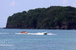 Туристы участвуют в морских развлечениях на острове Фукуок (Киензянг). Фото: ВИА