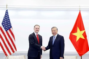 Генеральный секретарь Коммунистической партии Вьетнама То Лам (справа) принимает торгового представителя США, посла Джеймисона Грира, в Вашингтоне 19 февраля. Фото: ВИA