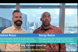 Представители Канадского агентства по развитию экспорта (EDC) принимают участие в онлайн-программе встречи весны и заслушивает презентацию о вьетнамских товарах в Канаде.