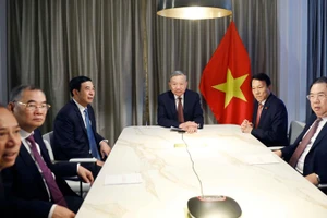 Генеральный секретарь ЦК КПВ То Лам проводит телефонный разговор с бывшим сенатором США Патриком Лихи 19 февраля. Фото: ВИА