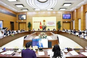 Председатель НС, глава Национального избирательного совета Чан Тхань Ман выступает на конференции. Фото: ВИА