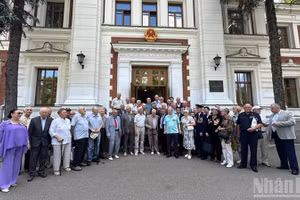 Российские ветераны фотографируются на память. Фото: Тхюи Ван 