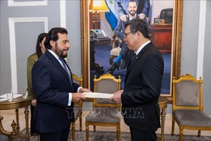 Посол Нгуен Ван Хай вручает верительные грамоты Вице-президенту Сальвадора Феликсу Ульоа. Фото: Канцелярия президента Сальвадора