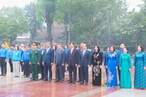 Руководители г. Ханоя возлагают венок к памятнику В. И. Ленину. Фото: hanoimoi.vn
