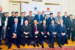 Делегаты фотографируются на память на беседе. Фото: ВИА