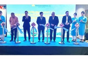 Делегаты разрезают ленту в знак открытия прямого авиарейса между Вьетнамом и Джакартой. Фото: VOV